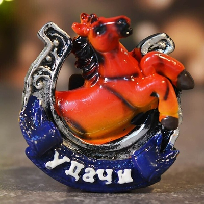 Магнит Символ года 2026 "Лошадки на подкове с пожеланиями" 5см