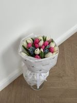 Букет из 21 тюльпана белого, розового цвета и незабудок