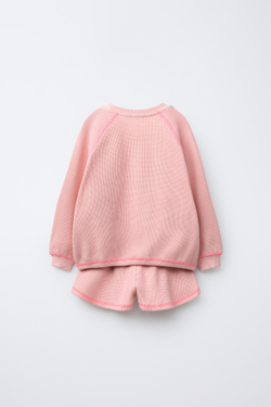 ZARA ТОЛСТОВКА С ВАФЕЛЬНЫМ УЗОРОМ И ШОРТАМИ С ДЕКОРАТИВНОЙ СТРОЧКОЙ, РОЗОВЫЙ