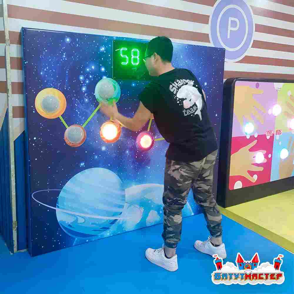 Интерактивная игровая стена «Звёздный бой», с кнопками-планетами и табло счёта