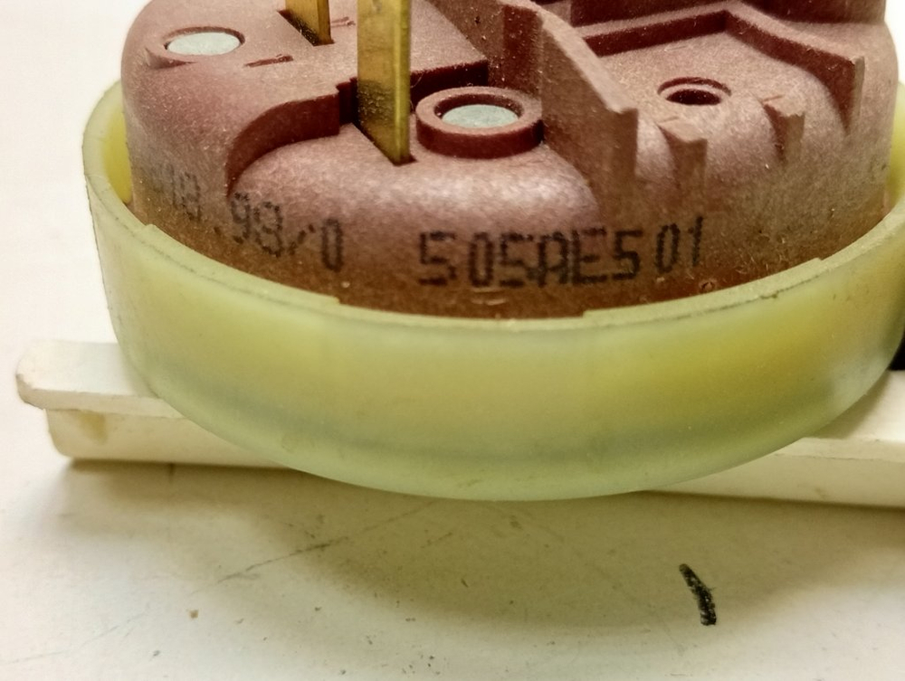 ESL46050 ктп8 Датчик уровня воды (прессостат) для посудомоечной машины Electrolux 1528189804 б/у