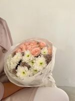 Букет из хризантем, кустовых пионовидных роз и блестящей скиммии