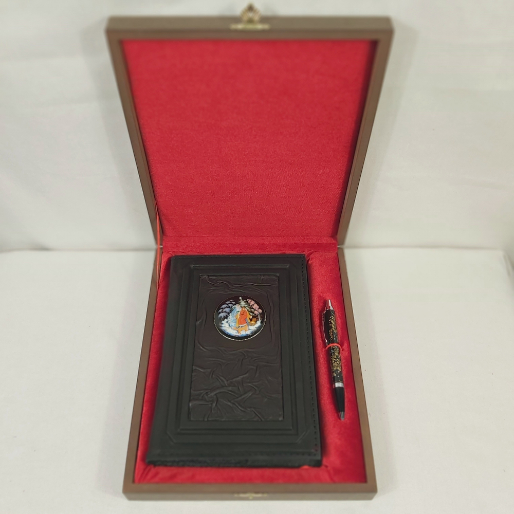 Ежедневник А5 "Морозко" (обложка из натуральной кожи) и ручкой с росписью Палех в футляре