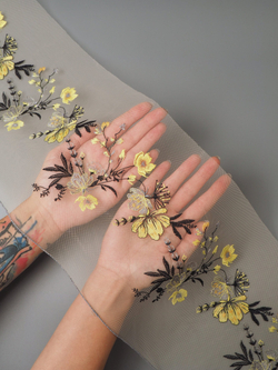 Вышивка на сетке бежевая с желтым и черным ширина 21 см (2 стороны)