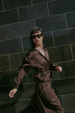 ZARA АТЛАСНАЯ БЛУЗКА С ПОЯСОМ, КОРИЧНЕВЫЙ