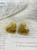 Серьги в форме сердца золотистые жатые