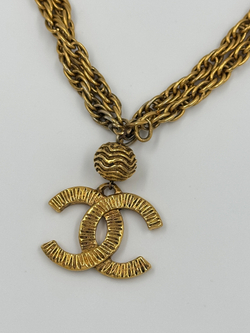 Колье Chanel с кулоном лого