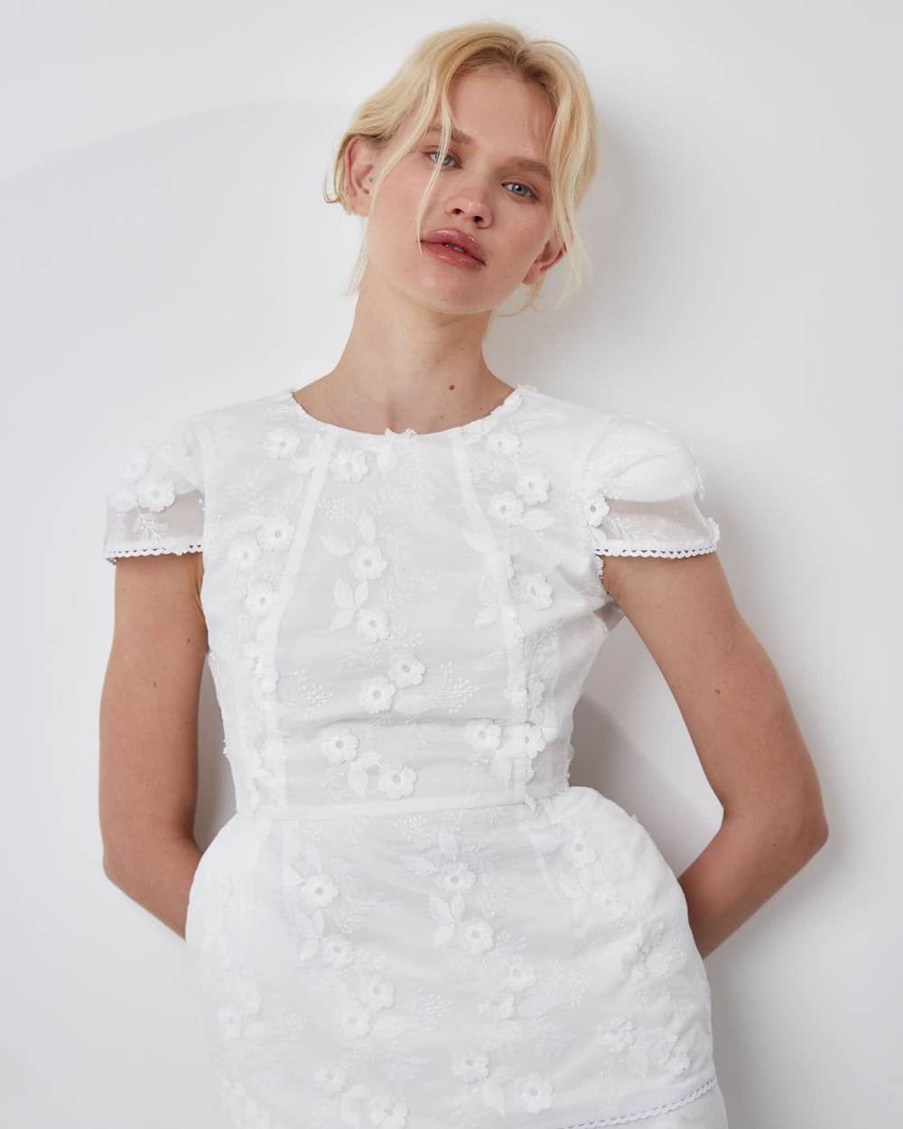 Топ с формодержащими бедрами из хлопкового шитья белый