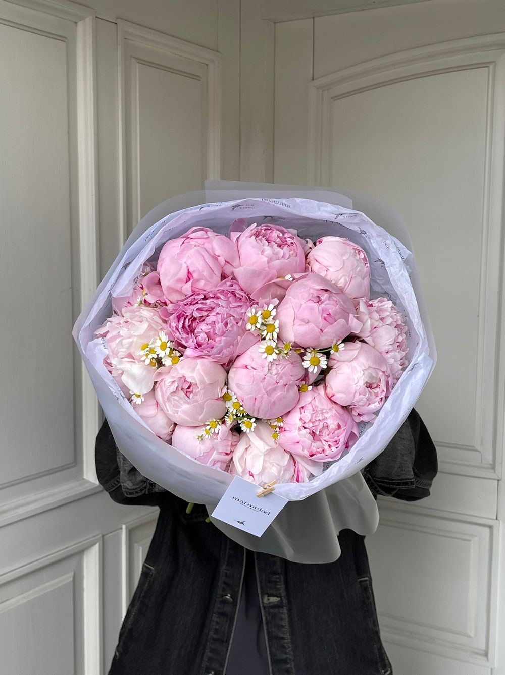 Букет 15шт розовых пионов с ромашками