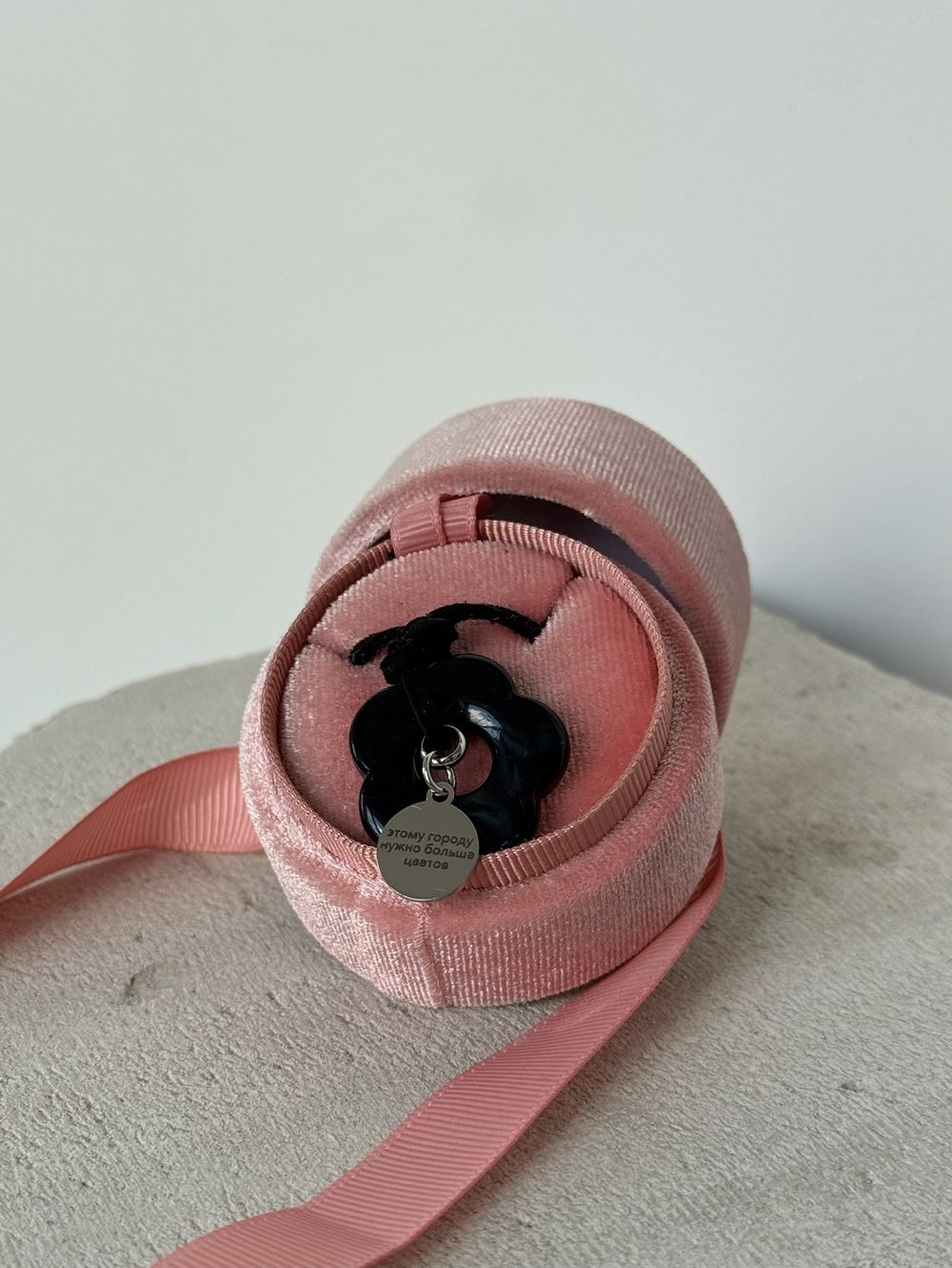 Подвеска цветочек в черном цвете