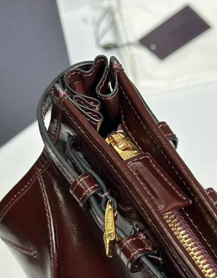 Маленькая кожаная сумка Prada через плечо, темно-коричневый