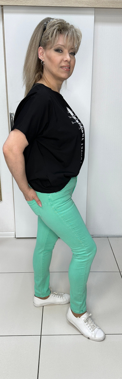 Черная блузон-футболка с пайетками и вертикальной надписью