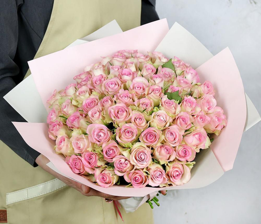 Розовые кенийские розы 40см в оформлении