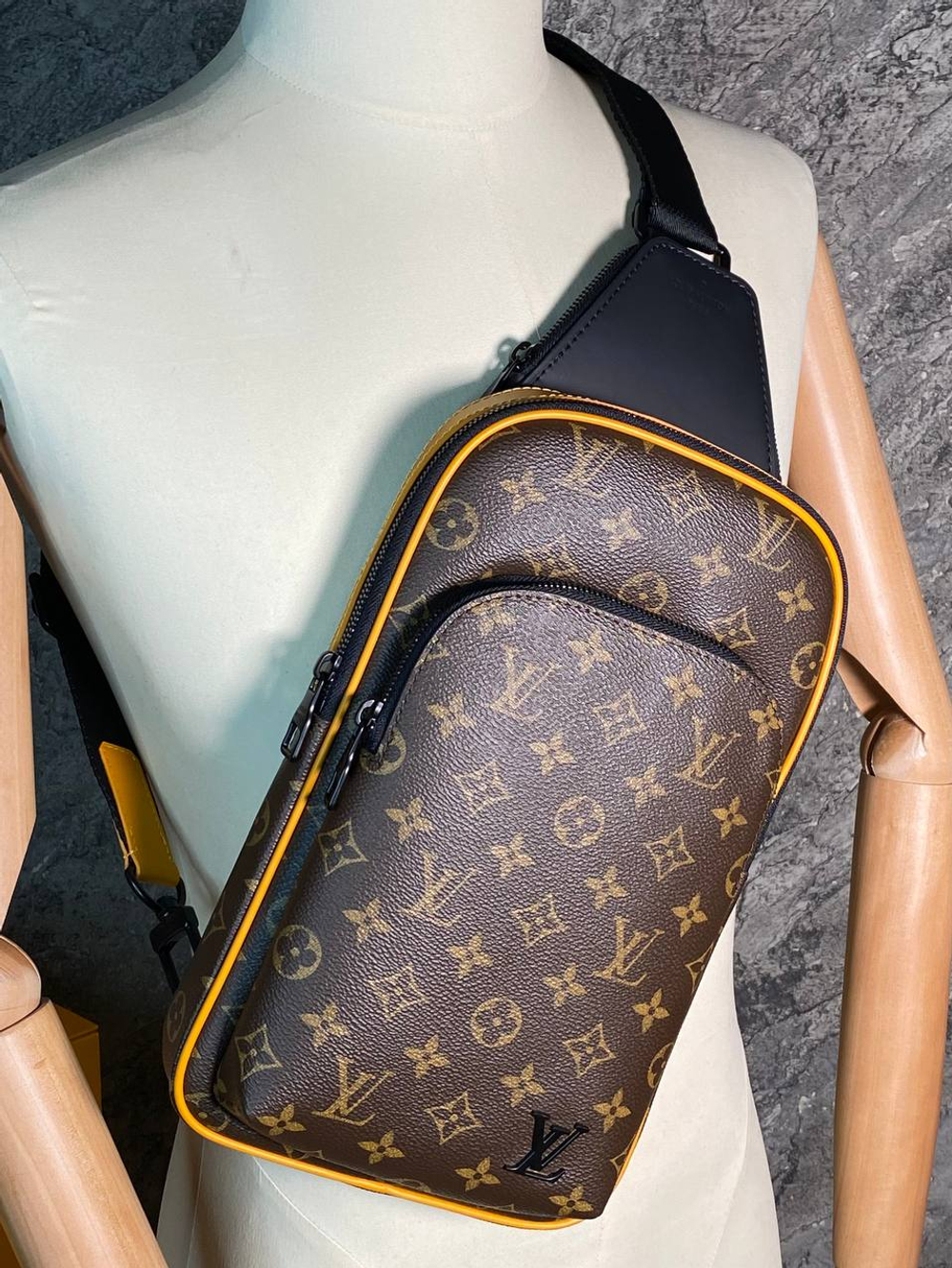 Сумка-мессенджер Louis Vuitton