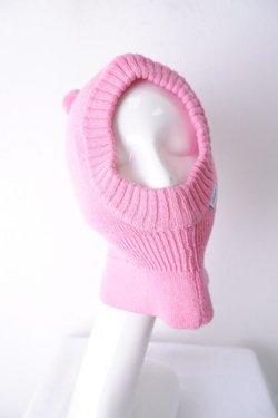 Шапка-шлем с помпонами