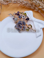 Брошь "Игривая веточка Розы"Выполнена из метала, страз и цирконов.