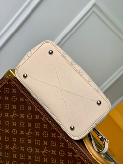 Louis Vuitton Blossom MM