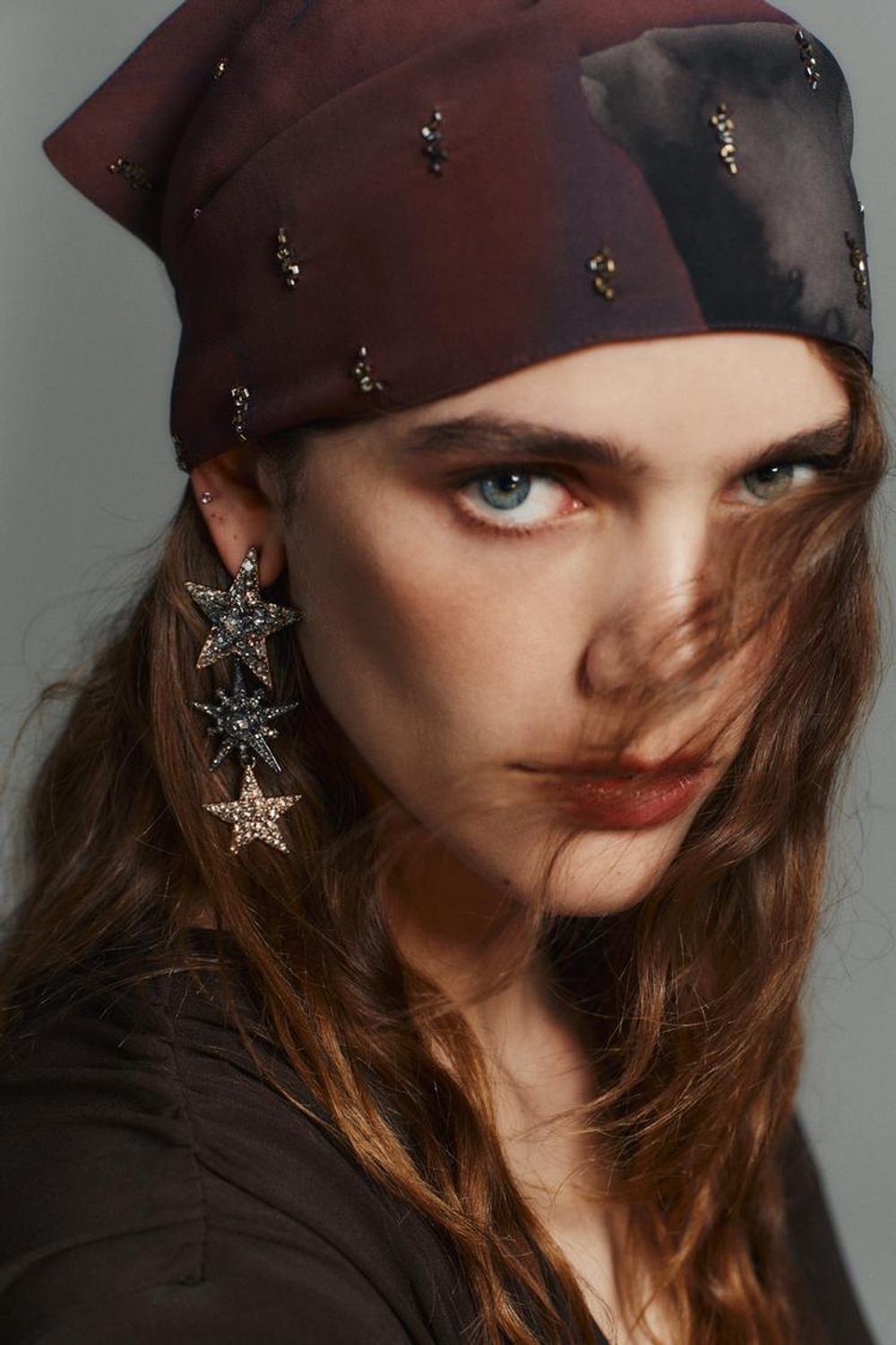 ZARA СЕРЬГИ «ЗВЕЗДЫ» СО СТРАЗАМИ, АНТРАЦИТОВО-СЕРЫЙ