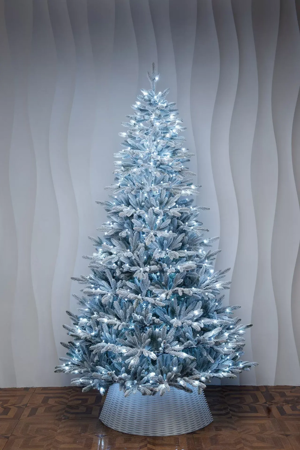 Искусственная елка Хеймдалль заснеженная 210 см., 100% литая хвоя, с холодными Led лампами, ЕлкиТорг (236210)