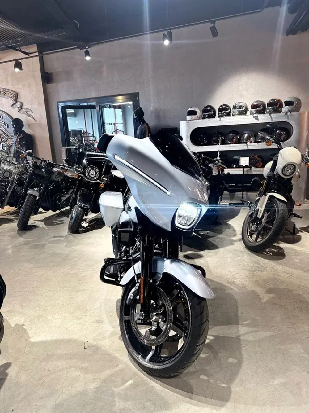 Harley-Davidson Street Glide 117 ATLAS SILVER METALLIC (BLACK TRIM) с НДС