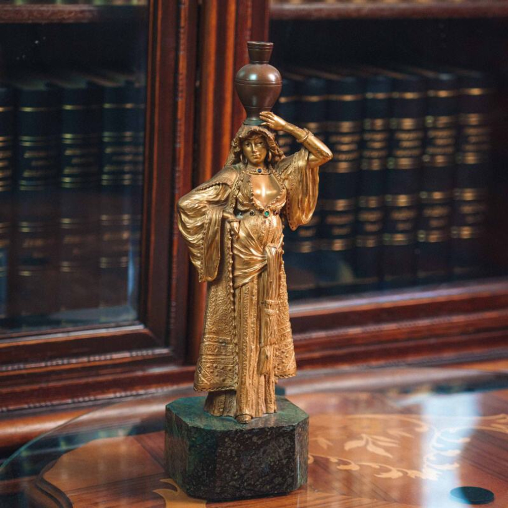 Кабинетная скульптура «Восточная женщина с кувшином»