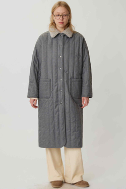 Стеганое пальто в серую елочку