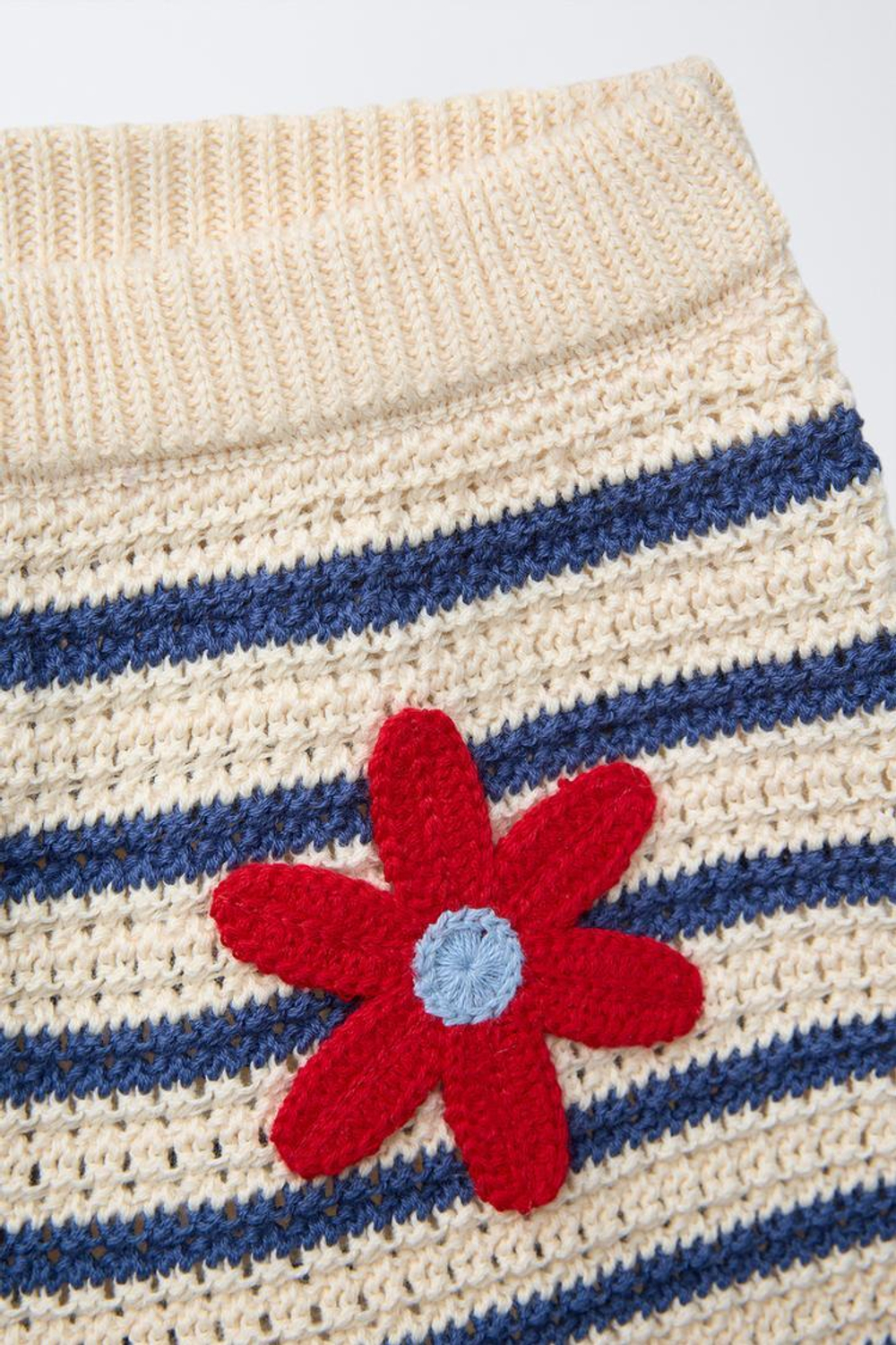 ZARA ТРИКОТАЖНЫЕ ШОРТЫ В ПОЛОСКУ С ЦВЕТОЧНЫМ РИСУНКОМ, ЭКРЮ/СИНИЙ