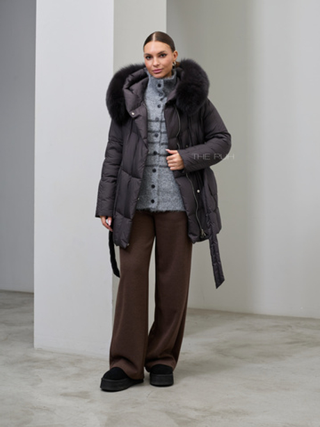 Удлиненный темно-серый пуховик с поясом