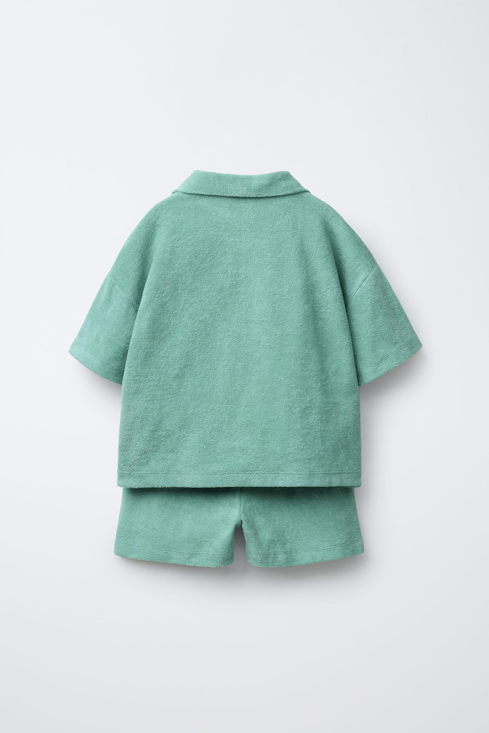 ZARA КОМПЛЕКТ ИЗ ФУТБОЛКИ-ПОЛО И ШОРТОВ ИЗ МАХРОВОЙ ТКАНИ С НАШИВКОЙ, ЦВЕТ МОРСКОЙ ВОЛНЫ