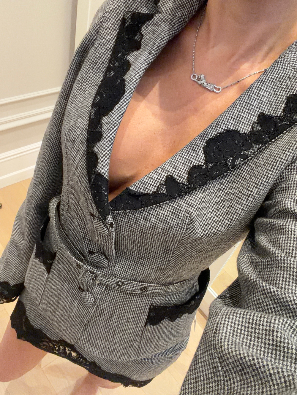 Жакет серый с черным кружевом