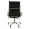 Культовое офисное кресло Eames Ribbed EA 119 из черной кожи с хромированным каркасом | Купить в Hallberg.ru