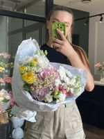 Букет сборный из гортензии, ромашки, кустовых пионовидных роз и лизиантуса