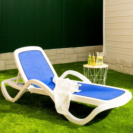 Шезлонг пластиковый с подлокотниками и тканью "Капри". Цвет: Белый с синей тканью