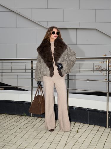 Укороченный шерстяной пуховик с мехом лисы