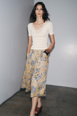 ZARA ФУТБОЛКА В РУБЧИК С КРУЖЕВОМ, ЖЕЛТОВАТО-БЕЛЫЙ