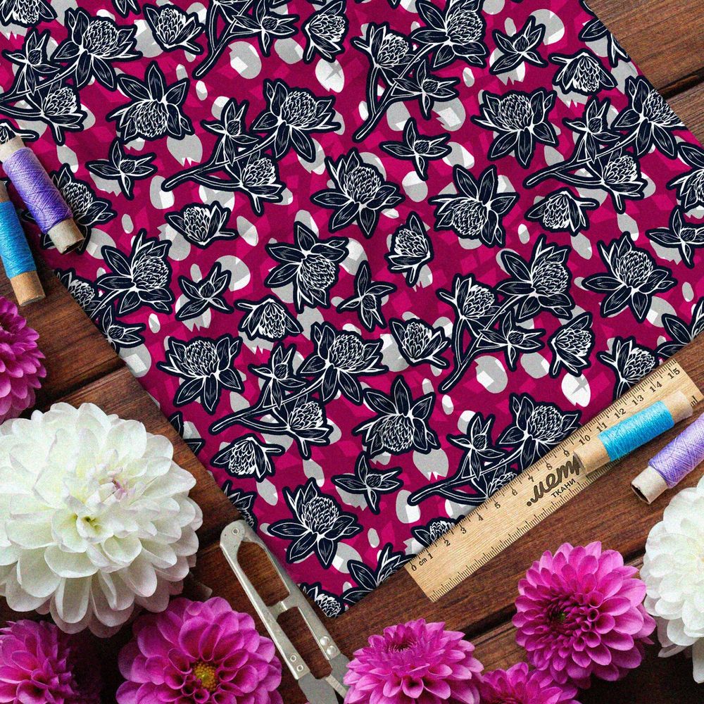 Ткань таффета чёрно-белый клевер на розовом фоне в горошик