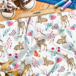 Ткань мембрана оленята и веточки брусники на белом фоне