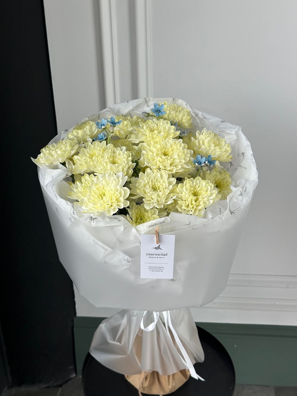 Букет из хризантемы в сливочном оттенке и оксипеталума