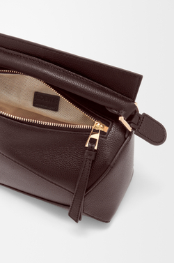 Loewe Мини-сумка Puzzle Edge из мягкой зернистой телячьей кожи, темно-каштановый