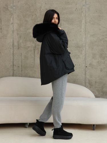 Черная укороченная парка с меховым воротником