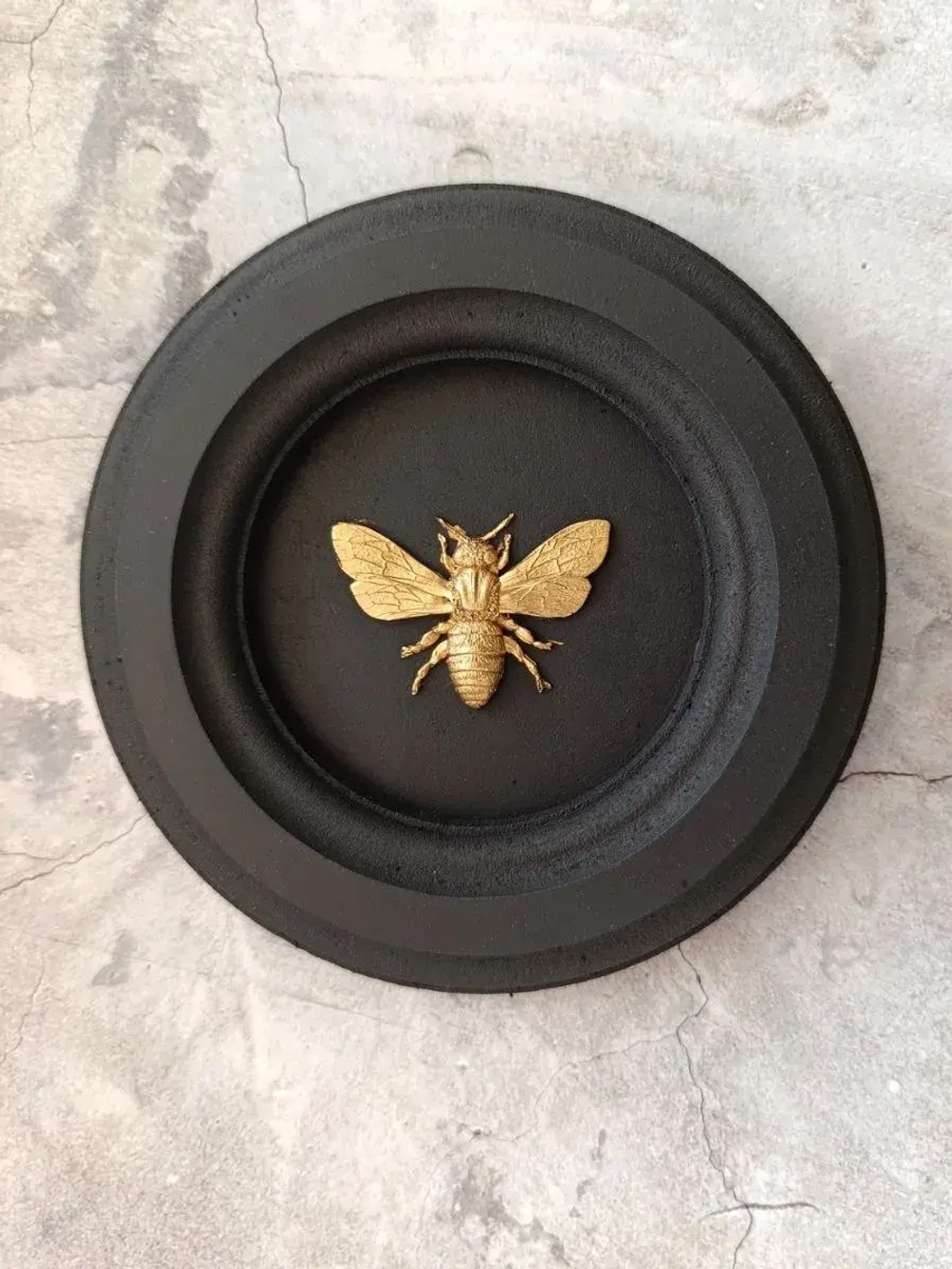 Панно на стену для интерьера Пчела