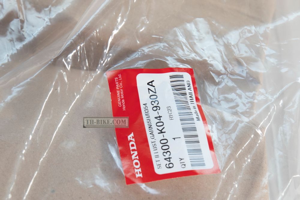 64300-K04-930ZA. GARNISH SET, SCREEN *R354* (R354 GLOWING RED). Honda Forza300 MF12