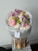 Букет из кустовых пионовидных роз, хризантемы, ранункулюсов и маттиолы