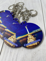 брелок с видами городов