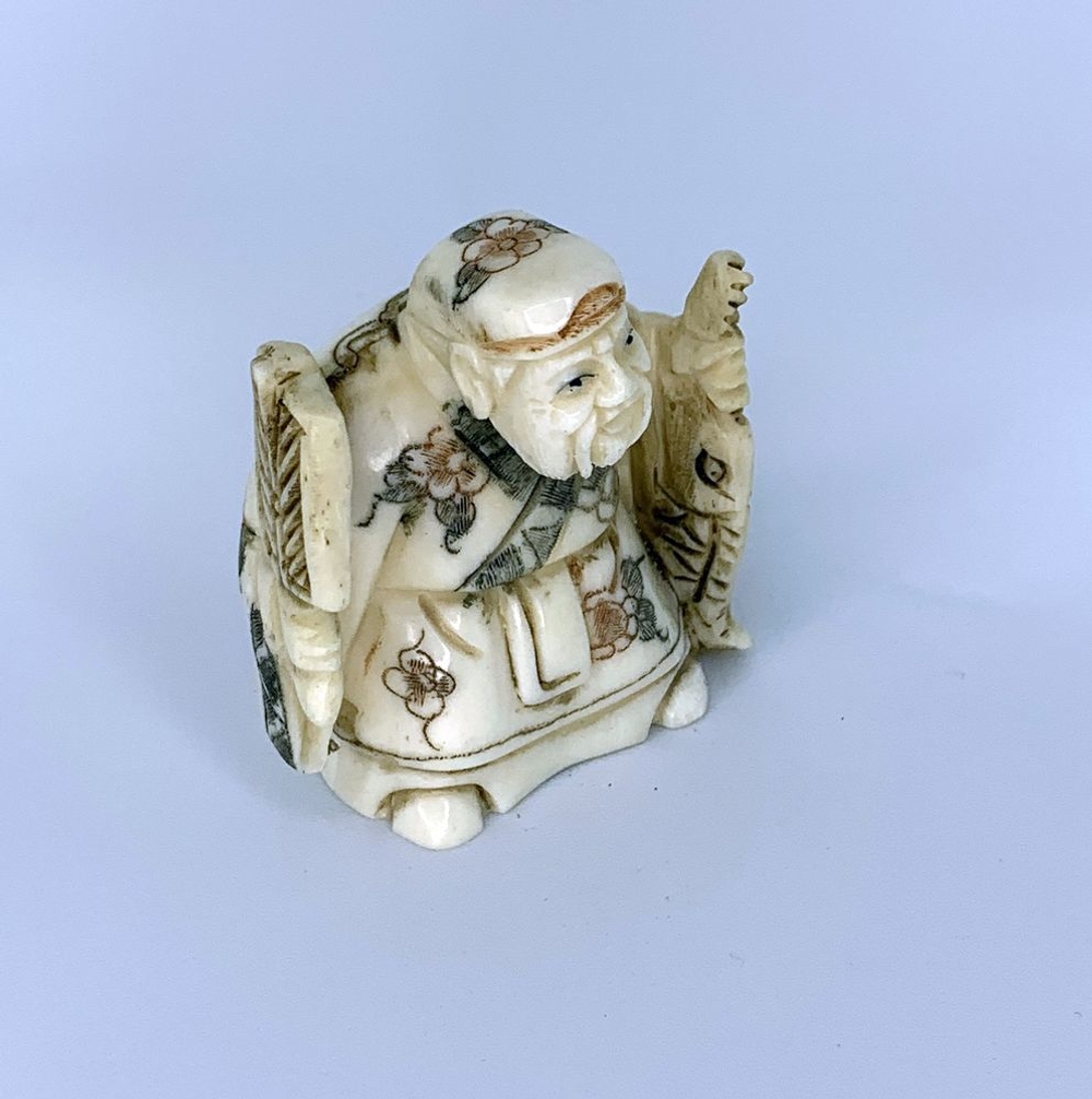 Нэцкэ Дзюродзин с огромным священным карпом и веером