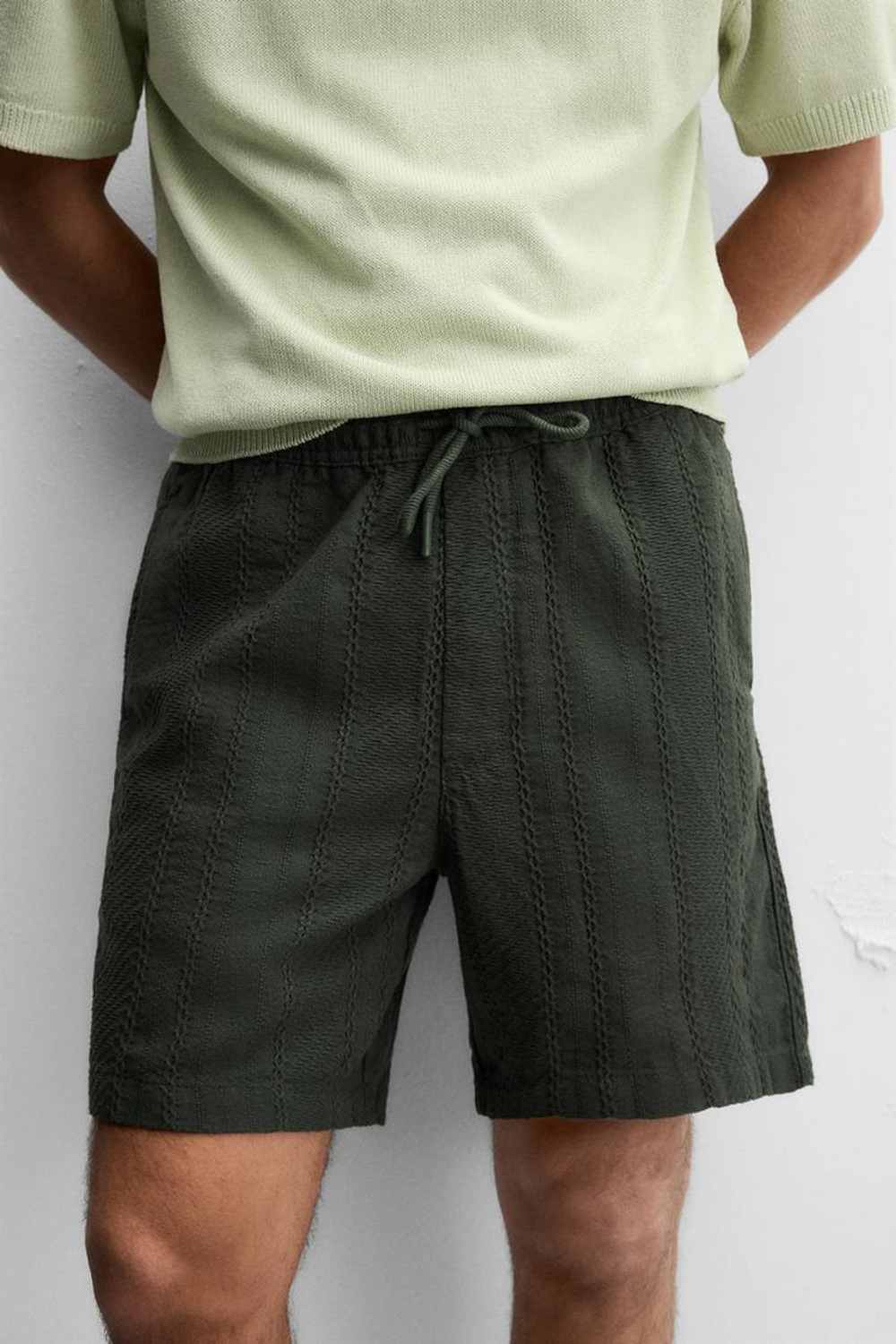 ZARA ШОРТЫ REGULAR FIT ИЗ РЕЛЬЕФНОЙ ТКАНИ, ЗЕЛЕНЫЙ