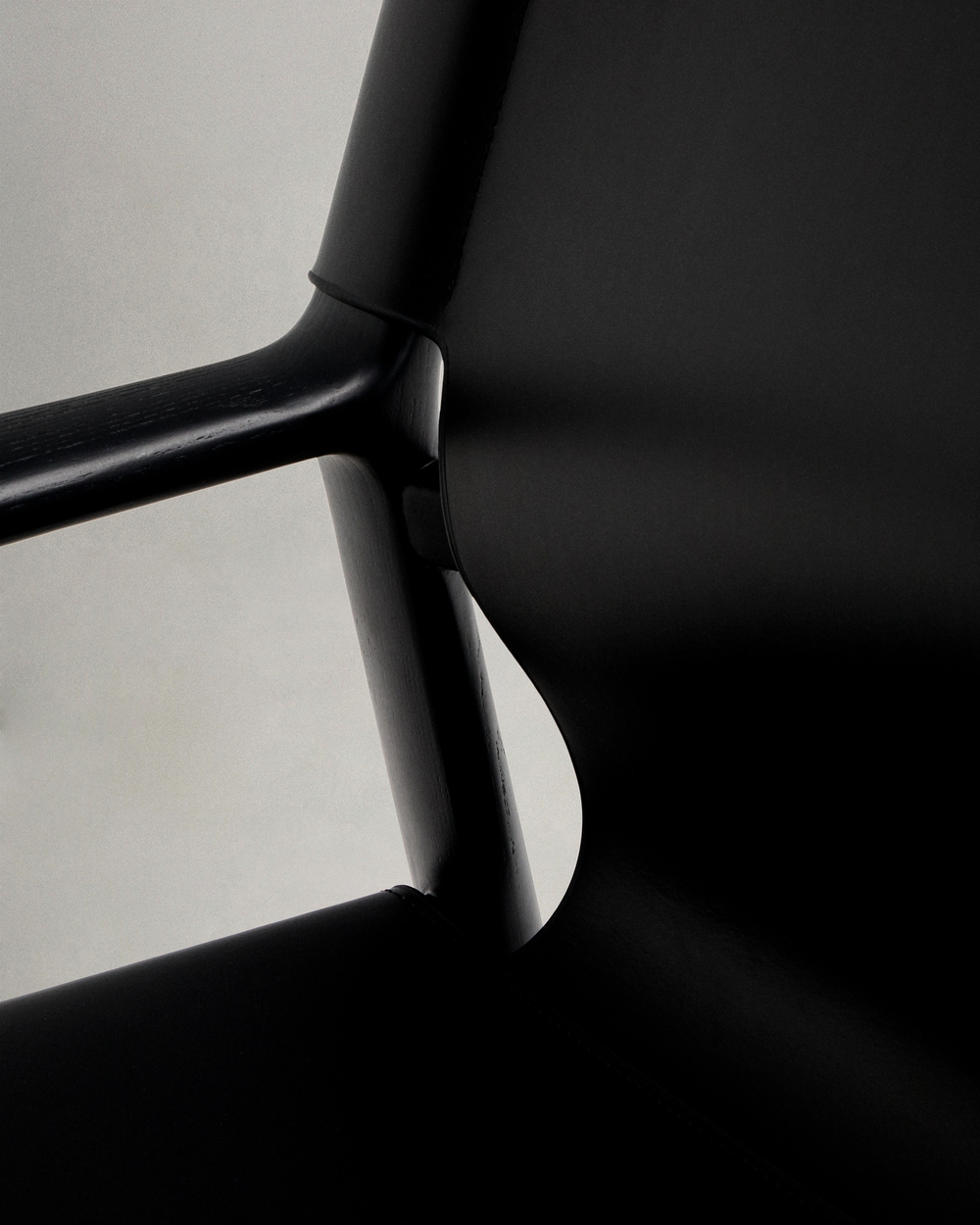 Кресло Jan из переработанной кожи черного цвета и ясеня в черном цвете