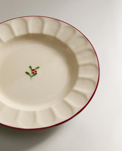 ZARA HOME НОВОГОДНЯЯ ТАРЕЛКА ДЛЯ ХЛЕБА ИЗ КЕРАМИКИ С ВОЛНИСТЫМ УЗОРОМ, БЕЛЫЙ/КРАСНЫЙ