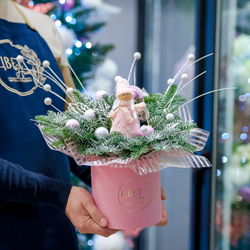 Нежная розовая композиция с нобилисом в шляпной коробке