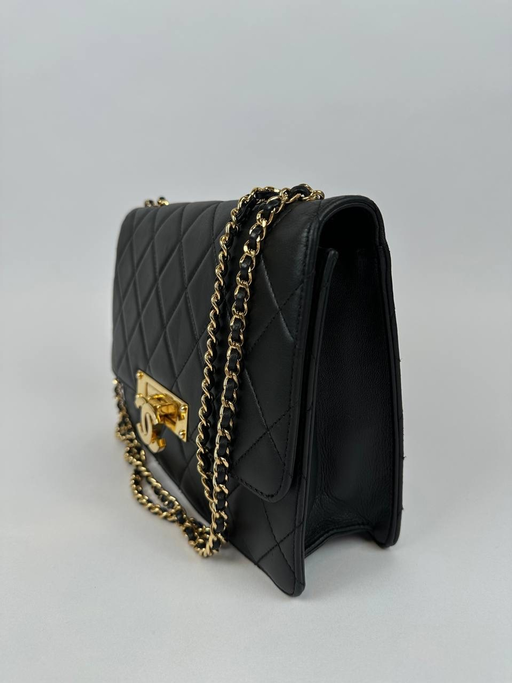 Сумка Chanel Black Quilted Lambskin Leather Golden Class Medium Flap